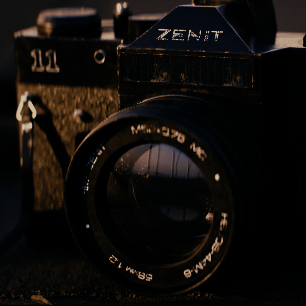 Eine fotorealistische 3D-Visualisierung einer analogen Zenit-Kamera, erstellt als CGI-Projekt zur Übung in realistischer Modellierung und Texturierung